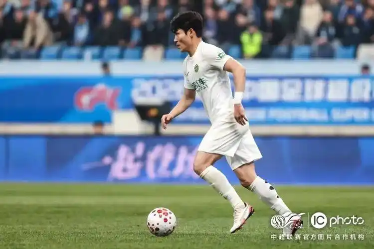 日韩无码酥胸翘臀后入狂野本以为是个傻子，结果是个天才！ 